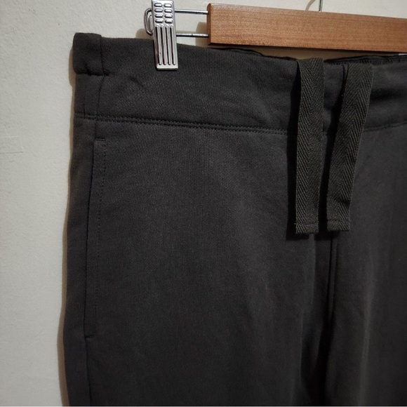 Uniqlo x Lemaire men’s black joggers - Picture 4 of 6